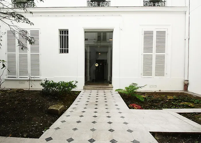 Bridgestreet Champs-elysees *